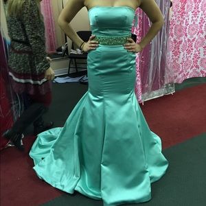 SHERRI HILL. Size 6